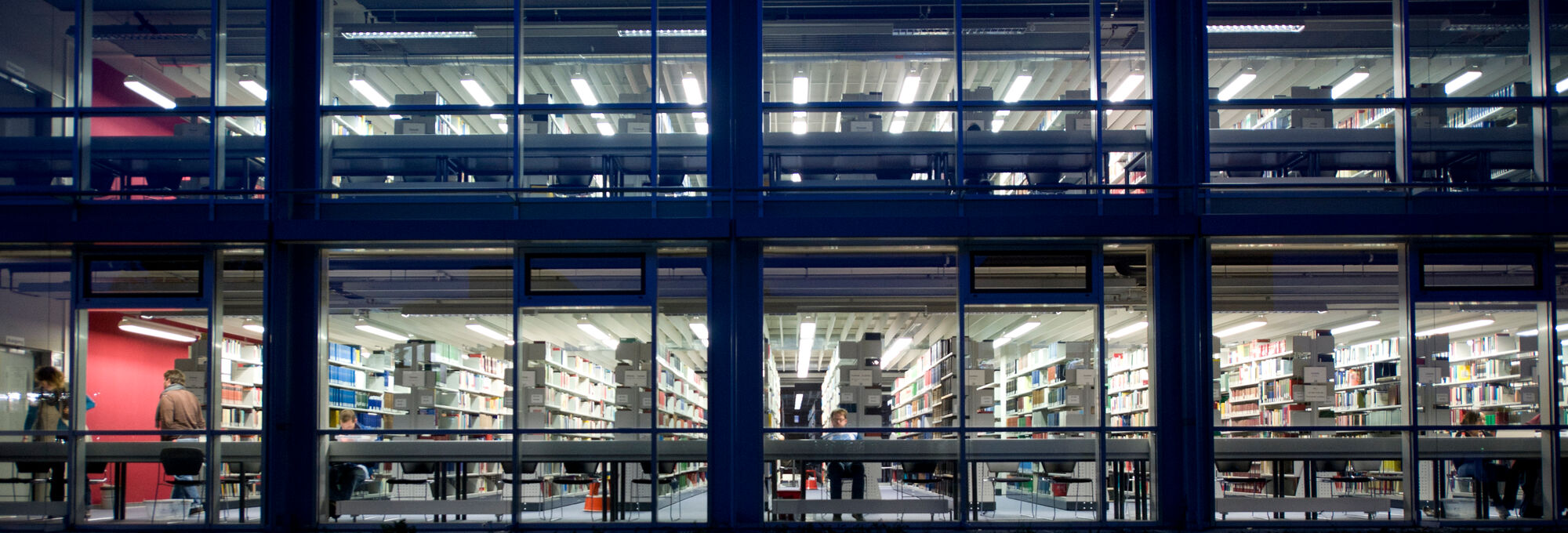 Die Bibliothek der Universität Bayreuth nachts von aussen, hell erleuchtet.